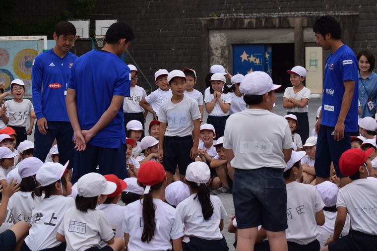 横浜F・マリノスの選手が小学校を訪問!「サッカースペシャルキャラバン」に潜入取材 - King Gear [キングギア]